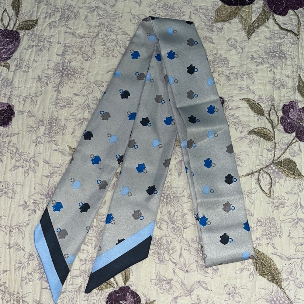 Chase piggy scarf